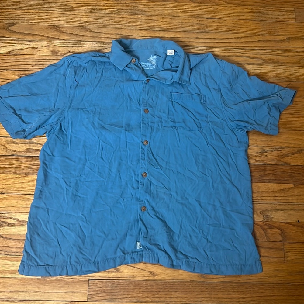 Men’s Tommy Bahama blue XXL camp shirt. Great condition.